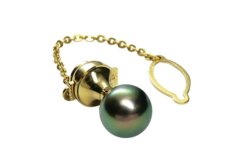 下・磯和晃至社長が愛用している〝スーパ ーピーコック〞のタイタック。「さまざまな天然の色相を 併せ持つ〝スーパーピーコック〞は、どんな色のジャケ ットやタイとコーディネートしても、しっくりきます」。