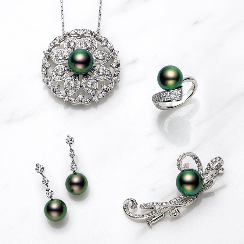 奇跡の虹色を放つ〝スーパーピーコック〞の美しさを最大限に生かすため、細部までこだわりを徹底。真珠層が幾重にも厚く巻かれた黒 蝶真珠の強い照りと、選び抜かれたダイヤモンドの輝きが響き合う存在感は格別。左上から時計回りに・ネックレス(Pt×黒蝶真珠11.15 ㍉×ダイヤモンド)440万円 リング(Pt×黒蝶真珠11.16㍉×ダイヤモンド)170万5000円 ブローチ(Pt×黒蝶真珠11.29㍉×ダイヤモ ンド)385万円 ピアス(Pt×黒蝶真珠9.41㍉、9.43㍉×ダイヤモンド)132万円/すべて清美堂真珠