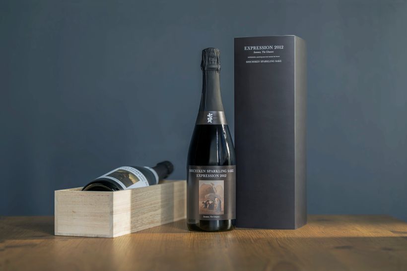 「七賢（しちけん）」の蔵元、山梨銘醸の「EXPRESSIONシリーズ」。2006年に醸造した古酒を仕込み水の一部に使用した「EXPRESSION 2006」（左）には《種をまく人》（1850年）、そして2012年ヴィンテージの「EXPRESSION 2012」（右）には《落穂拾い、夏》（1853年）が描かれている。「山梨県の資産であるミレーの作品を⽤いながら、巨匠・葛⻄薫氏が手がけたパッケージというのも趣深いです。世界に向け発信していく日本酒として意義がある製品だと思います」と深澤さん。