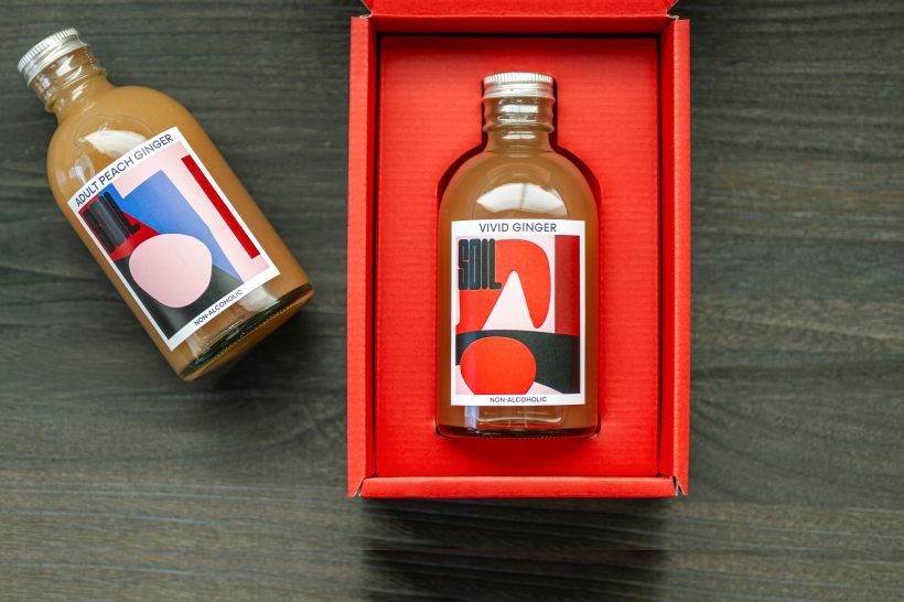 左「ADULT PEACH GINGER（アダルトピーチジンジャー）」、右「VIVID GINGER（ビビットジンジャー）」。山梨県南アルプス市出身のデザイナーでもあり、「SOIL」代表取締役の手塚美砂子さんが生姜農家として生姜を生産、製造を勤め、デザインの着想も行ったという。「ボトルのサイジングもちょうど良い。カラフルで個性的なエチケットのデザインが、飲み物の価値を再発見させてくれます」と林さん。