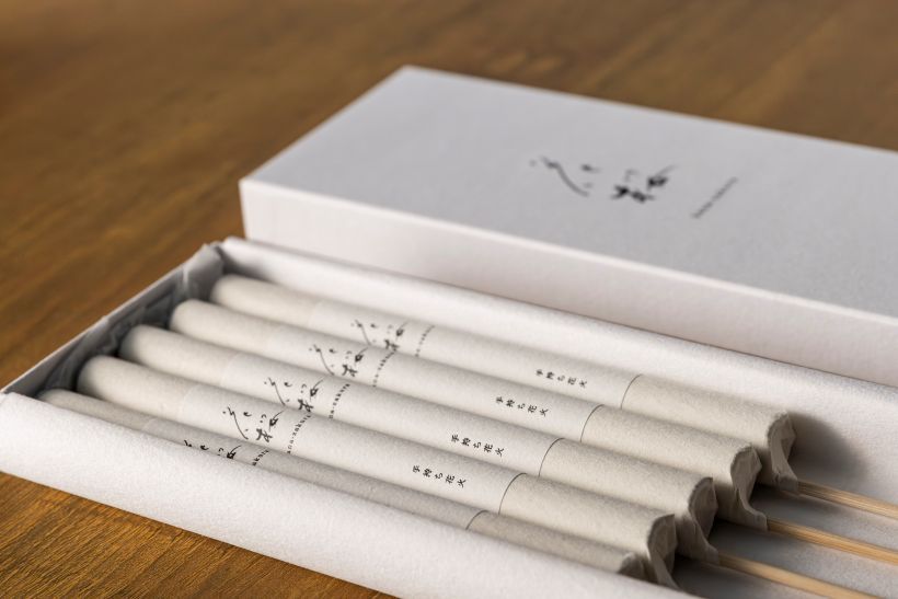 硝石・硫黄・木炭など自然原料だけを用いて、伝統的な製法でつくる炭火の花火、和火。山梨県の市川三郷町で製造された和紙を手持ち花火に巻き付けている。「打ち上げ花火の生産地という地で、あえて個人の内面に寄り添う手持ちへ転換し、⽣活の中での火との対話の場を創出した点にストーリーがあります」と永井さん。