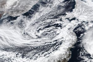 まるで小さな台風！ 暴風雪をもたらす日本海の渦「ポーラーロー」