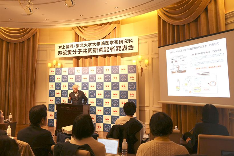哺乳類が酸素の代わりに硫黄代謝物を使ってエネルギーを作るメカニズム「硫黄呼吸」を発見した⾚池教授。「超硫黄分子研究の論文数は、2010年ごろから急速に増えてきた」と話す。