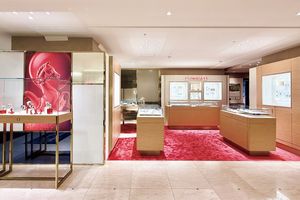 ラグジュアリーかつ落ち着きのある空間で、「オメガ」の世界観が堪能できます