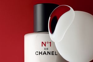 乾燥などの外的刺激から肌を守り、若々しい印象へ導く乳液が登場