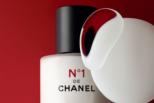 乾燥などの外的刺激から肌を守り、若々しい印象へ導く乳液が登場