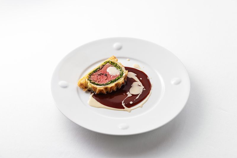 鳥取和牛フィレ肉と原木椎茸『とっとり115』のパイ包焼き　赤ワインソースと千代むすびの香り