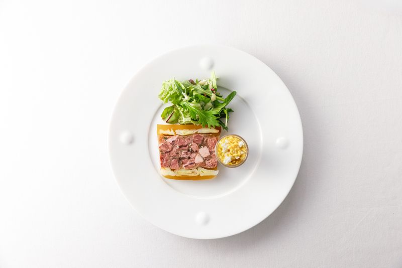 鳥取和牛のスネ肉、和牛頬肉とタン・田中農場の白ねぎのテリーヌ　ソース・グリビッシュ