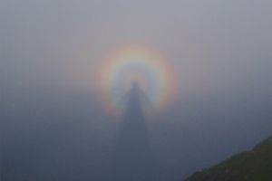 妖怪だと思われていた！ 大きな影と虹色の輪が浮かび上がる「ブロッケン現象」の仕組み
