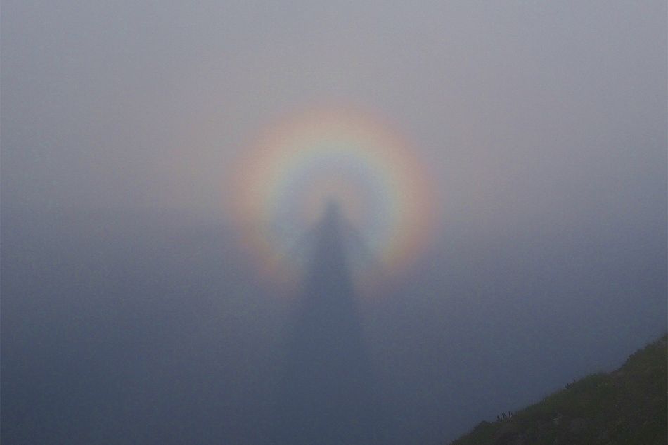 妖怪だと思われていた！ 大きな影と虹色の輪が浮かび上がる「ブロッケン現象」の仕組み