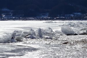 冬の諏訪湖で見られる氷の山脈「御神渡り（おみわたり）」。近年は珍しい現象に