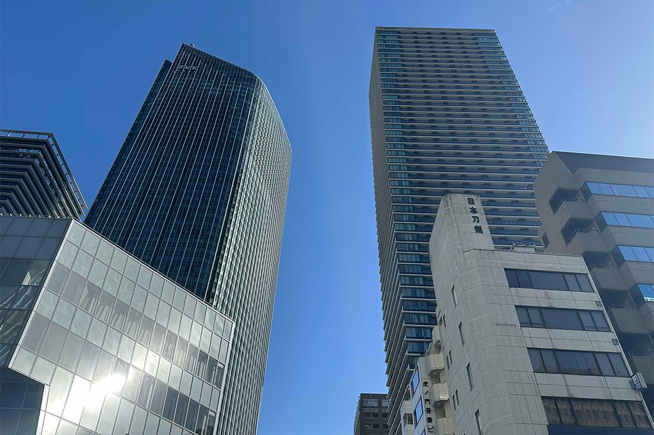 ビル街を歩くときには注意！ 特有の「ビル風」が起きる理由