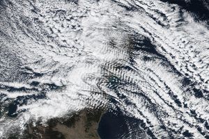 山を越えた大気の波がつくりだす。規則正しい縞模様の「波状雲」