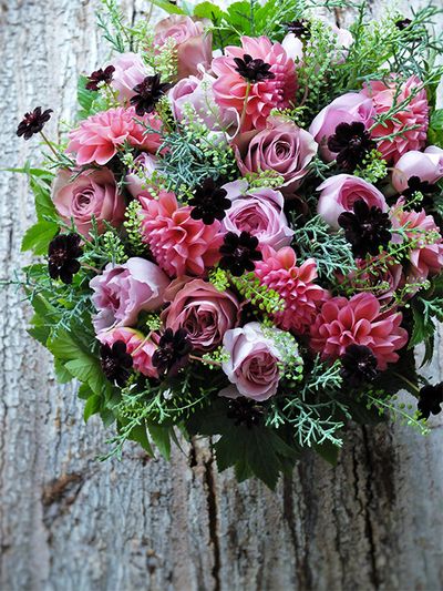 大阪から神戸へ、近くに住んでいてもなかなか会えないお友達にフラワーバレンタインの贈り花です。バラの‘アヴニール＋’と‘ショコラロマンティカ’、ダリア‘フェスタローズ’とニュアンスの異なるピンクに、チョコレートコスモスを散らしたアレンジです。タラスピオファリムやキイチゴ‘ベビーハンズ’、コニファー‘ブルーアイス’など、あしらいのリーフも色合いや葉形を変え、アレンジの表情をより豊かにしてみました。