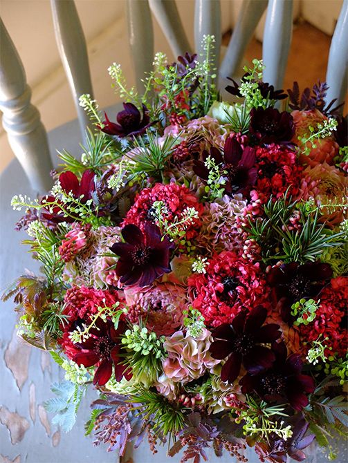 フラワーバレンタインで、仲良しのお友達に贈るアレンジ。‘ミニョン’、‘モロッコ シャウエン’、と濃淡ピンクのラナンキュラスに、チョコレートコスモスを合わせましたが、チョコレートコスモスの深い花色は、個性の強いラナンキュラスにも負けないほどパワーがあると感じました。ほかに緑色のラナンキュラス‘フロンザック’、グレビレア、タラスピオファリム、アカシア‘パープル’などを合わせています。