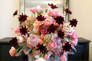 バレンタインにはシックな花色と甘い香りの「チョコレートコスモス」を！ ブーケ＆アレンジメント10選