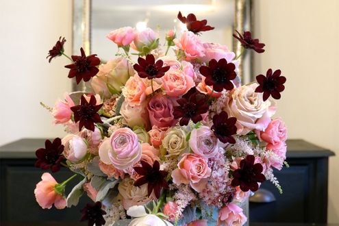 バレンタインにはシックな花色と甘い香りの「チョコレートコスモス」を！ ブーケ＆アレンジメント10選