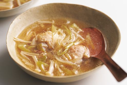 体を温める温性食材の組み合わせで芯からぽかぽか。「鶏肉とえのき、ねぎのスープ」