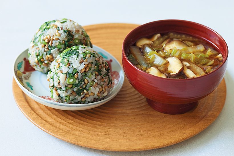 左から「あじと春菊のおにぎり」「白菜としいたけのみそ汁」