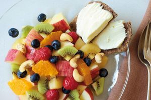 不足しがちな栄養素をひと皿に。フルーツサラダ ライ麦パン添えのレシピ