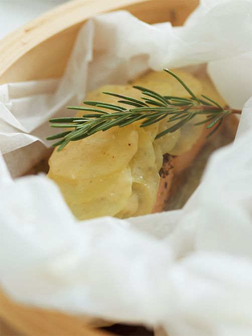 強い抗酸化作用や血行促進効果があるローズマリーはヨーロッパでは若返りのハーブと呼ばれています。香り成分は脳にダイレクトに届き、調理しながらアロマテラピー効果も。青魚のレシピにもおすすめ。