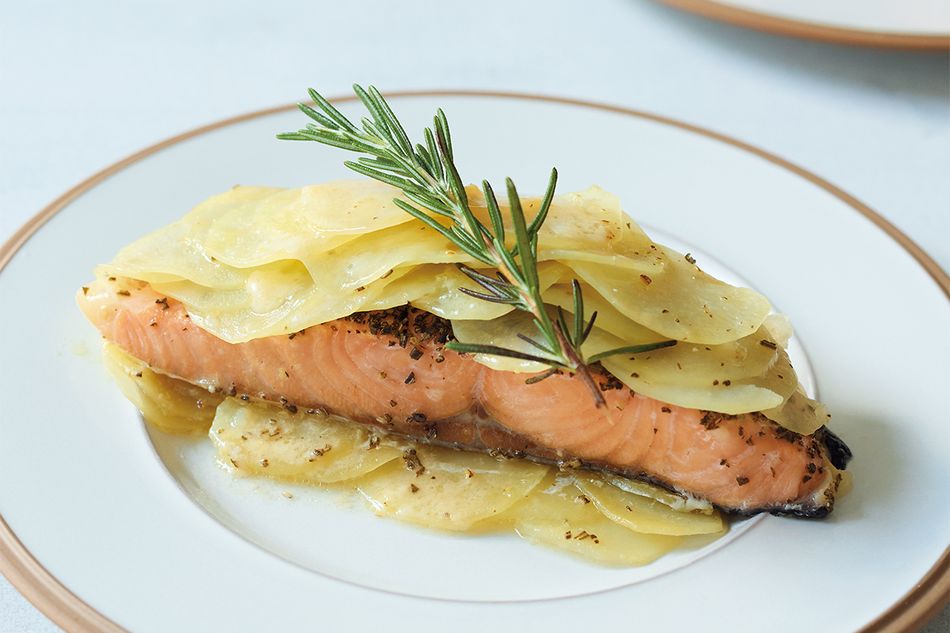 良質なたんぱく源の鮭を蒸しあげて。鮭とポテトの包み蒸しのレシピ