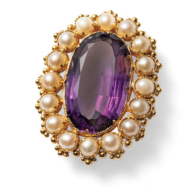 美しいアメシストを取り巻いているのは、希少な天然真珠を半分にカットしたハーフパール。ブローチ（アメシスト×ハーフパール×ゴールド、イギリス、19世紀中期）31万3500円（アーツ＆アンティークス ミアルカ）