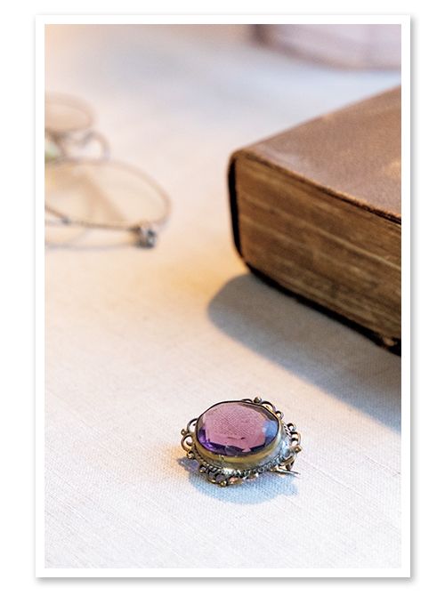 プリンス・エドワード島の「グリーン・ゲイブルズ・ヘリテージ・プレイス」に展示されているブローチ。文献によると、カナダのノヴァスコシア州でアメシストが産出される。