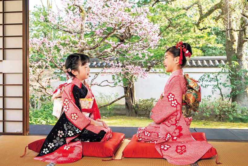 きれいな晴れ着を着て雛祭りに遊ぶ。桃の節句は、今も昔も女の子にとって心華やぐ一日。