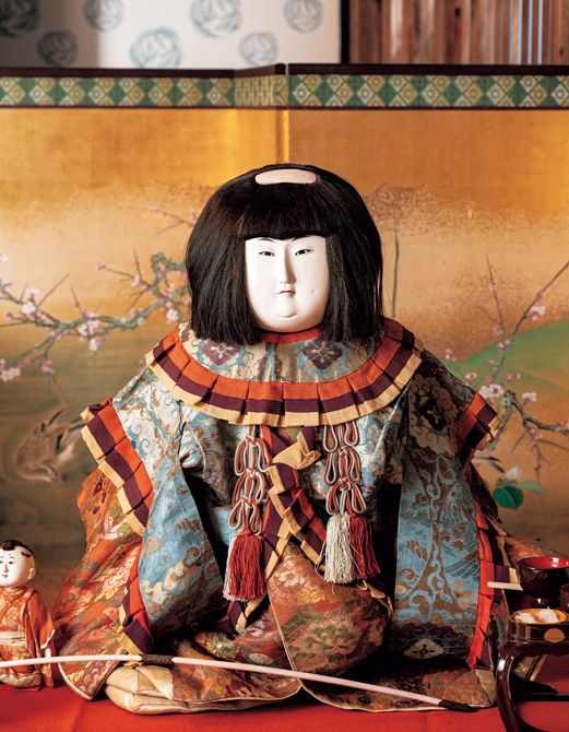唐風の衣装をまとい、大きな団扇を備えた西王母の御所人形。堂々たる存在感で、冷泉家の雛祭りを見守り続けてきた。