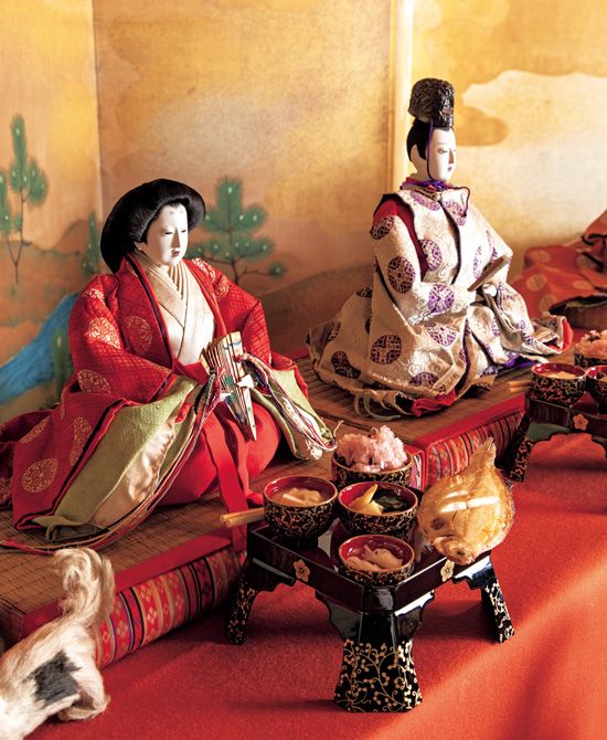 向かって右に男雛、左に女雛。明治維新以降、関東では西洋に倣い反対の位置が普及したが、関西では古式に則る。