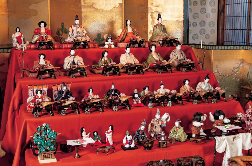 袿（うちき）に袴、また直衣（のうし）や狩衣（かりぎぬ）など現在の装束との違いも興味深い。江戸時代の古いものには着せ替え人形もある