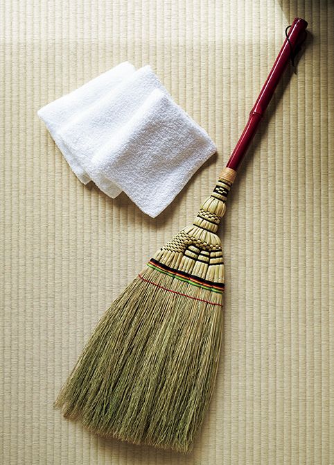 代々、遠州茶道宗家では、畳の掃除に箒を使用する。「箒の先が畳に触れるか触れないか」ぐらいの持ち方をすると、箒も傷まない。