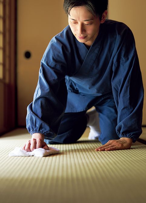 畳を雑巾で拭くときは親指の付け根を使い、畳の目に沿って拭く。