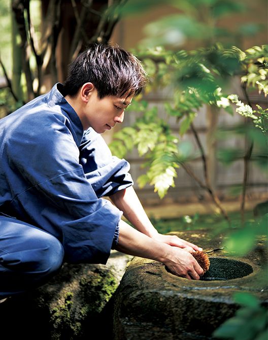 若宗匠が洗っているのは、手や口を清めるために茶室の前に置かれた手水鉢（ちょうずばち）「蹲踞（つくばい）」。「外で掃除をしていると、日の長さなど、自然の変化を五感で感じられます。無心で手を動かしているうちに悩みも忘れ、綺麗になると心も清々しくなります」。