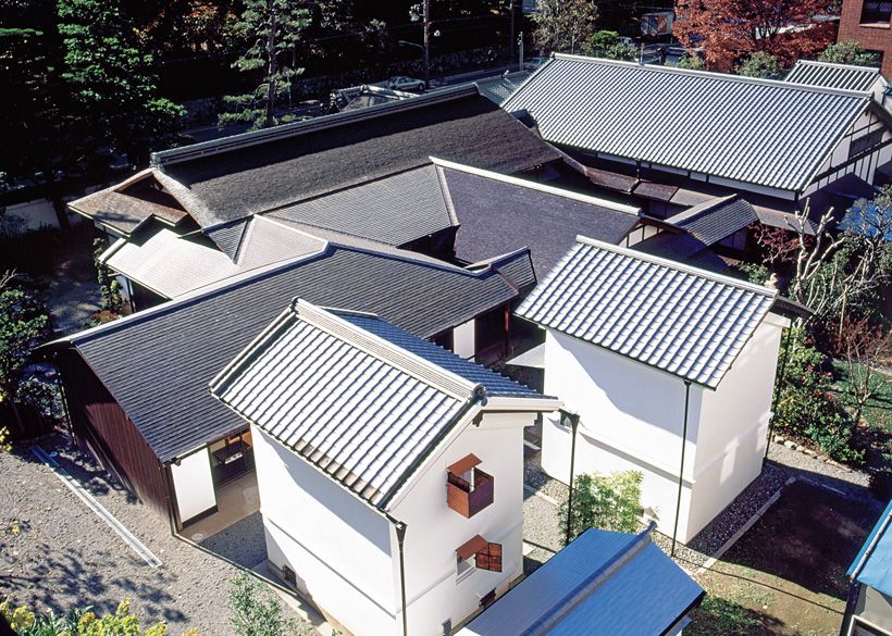 大火で一度焼失した後、寛政2（1790）年に再建。平成には7年をかけて大修理が行われ、凜として美しい姿が甦った。5つの蔵が脈々と続く歴史と伝統を守る。