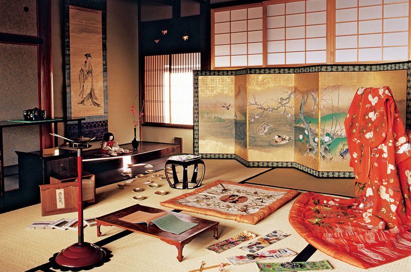 古の雛祭りに思いを巡らせて、夫人の部屋のしつらいを再現（家庭画報本誌2002年3月号掲載）。お人形や雛道具でままごとをしたり、貝合わせなどで遊ぶ楽しい時間が甦る。