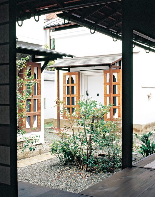 冷泉家伝来の宝である古文書や典籍を納める御文庫。中には国宝や重要文化財も含まれる。「神宿る場所」とされ、今も当主と嗣子のみが入ることを許される。