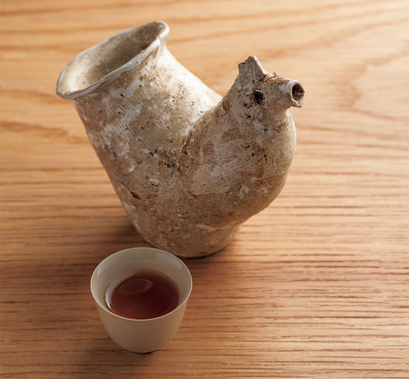 茶器にもこだわり、お茶は造形作家・沓沢佐知子作のポットで供される。