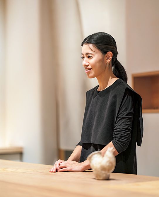 中国茶との出会いをきっかけに和菓子の表現の幅を広げるようになったと話す杉山早陽子さん。