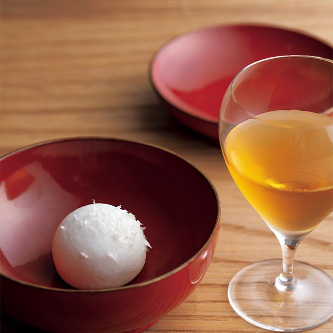 和菓子のコースから（お菓子はイメージ）。白小豆のこしあんを包んだ蒸し立ての薯蕷饅頭「しじま」。お茶は同じ建物内にあるレストラン「KOKE」の中村さちこさんに作ってもらった柑橘の皮とワタを高温乾燥して煮出したドリンク。