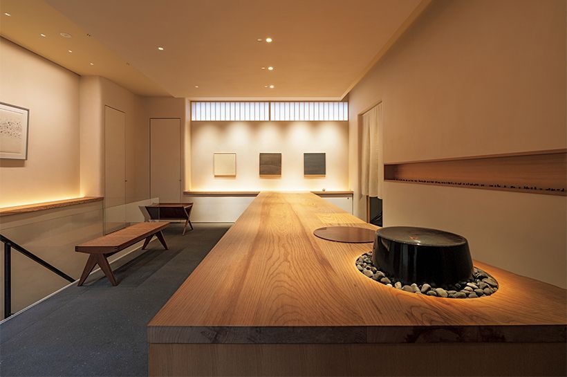 「IDOCHA」のモダンな趣のカウンター空間で楽しむ。