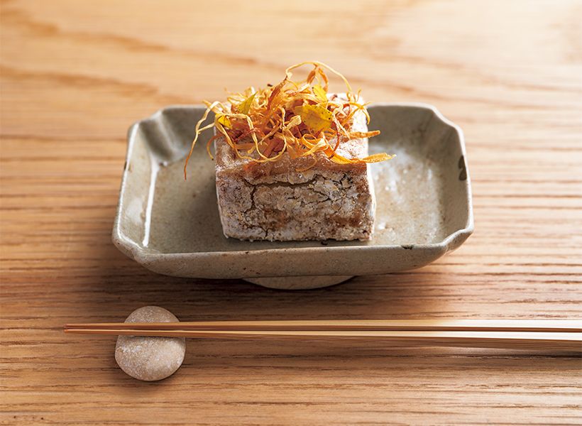 塩菓子の「枯野」。伝統的な葛焼きをヒントに雲南省の乾燥きのこでとっただしで葛を練り、中にきのことれんこんを加え、上に揚げごぼうと木の芽がのる。