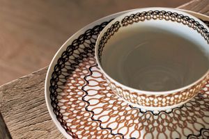 ロロ・ピアーナがニット生地を映したテーブルウェアを発売。手描き模様が食卓に彩を添えます