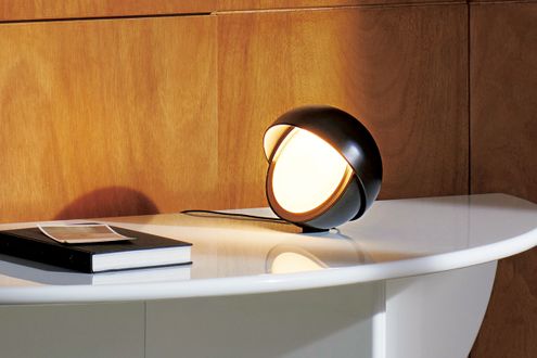 イコ・パリージ、チャールズ・イームズによる照明が、現代的な機能を備えて復活