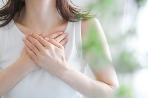 メンタルが不安定になりやすい春。イライラや落ち込みを助長する女性特有のストレスとは