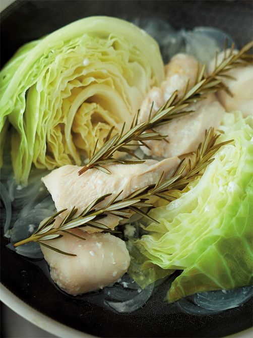 少しのワインだけで蒸したとは思えない鶏肉のしっとり感は、下味に加えた塩麹とスチーム効果。玉ねぎとキャベ ツのやさしい甘みでローズマリーの香りが引き立ちます。
