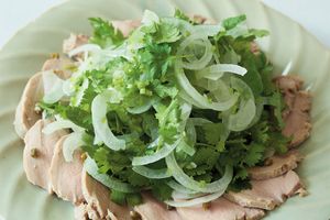 栄養豊富な豚肉と香菜を一度に。「塩豚ひれ肉の香菜サラダ添え」のレシピ