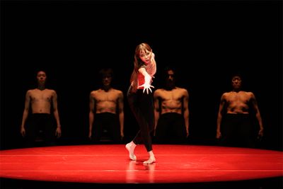 『ボレロ』。赤い円卓の上で踊るソリスト“メロディ”と周囲の群舞“リズム”によって、官能的で神秘的な世界へと導かれていくかのような独特な演出と踊りは圧巻。