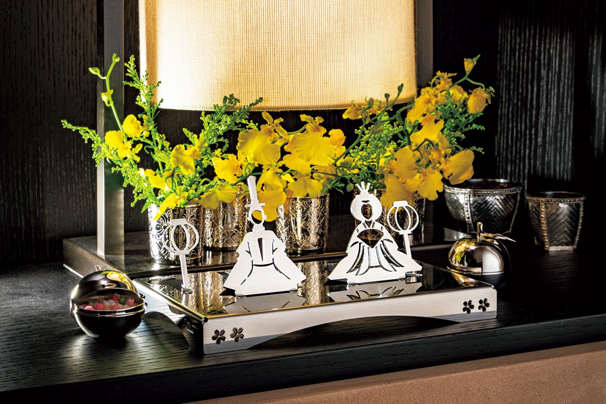 現代の暮らしに合う雛飾りに注目。凛とした存在感がある「鏡雛」